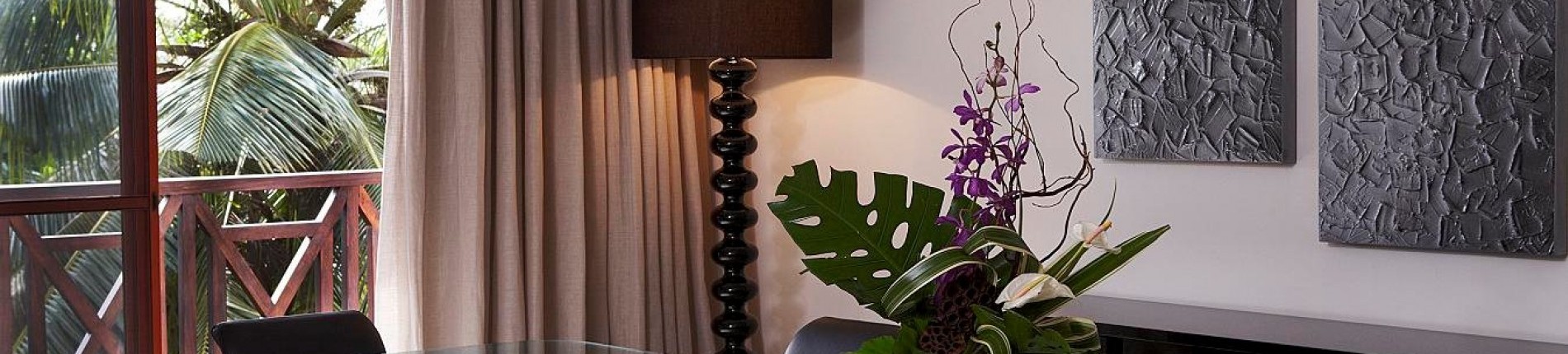 meeting-area-of-the-presidential-suite